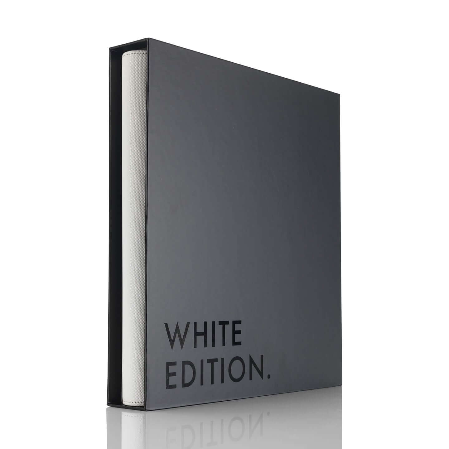 Zip Binder White Edition Vault X 12 Pockets - Zip Binder White Edition Vault X 9 Pockets avec design élégant noir et blanc.